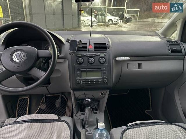 Серый Фольксваген Туран, объемом двигателя 2 л и пробегом 214 тыс. км за 6600 $, фото 14 на Automoto.ua