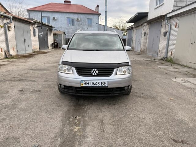 Серый Фольксваген Туран, объемом двигателя 1.6 л и пробегом 261 тыс. км за 5000 $, фото 1 на Automoto.ua