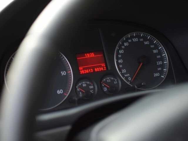 Серый Фольксваген Туран, объемом двигателя 2 л и пробегом 370 тыс. км за 4950 $, фото 14 на Automoto.ua