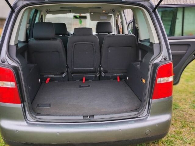 Сірий Фольксваген Туран, об'ємом двигуна 2 л та пробігом 310 тис. км за 5800 $, фото 1 на Automoto.ua