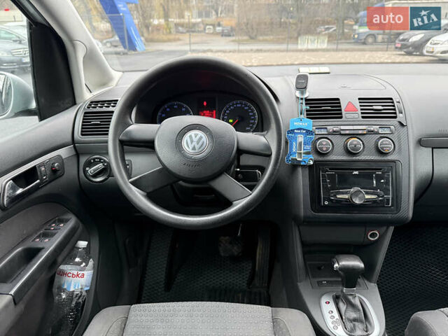 Серый Фольксваген Туран, объемом двигателя 1.6 л и пробегом 192 тыс. км за 5950 $, фото 8 на Automoto.ua