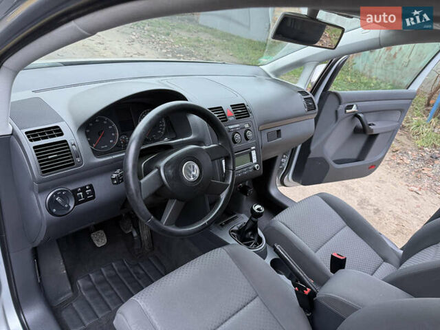 Серый Фольксваген Туран, объемом двигателя 1.6 л и пробегом 213 тыс. км за 6900 $, фото 47 на Automoto.ua