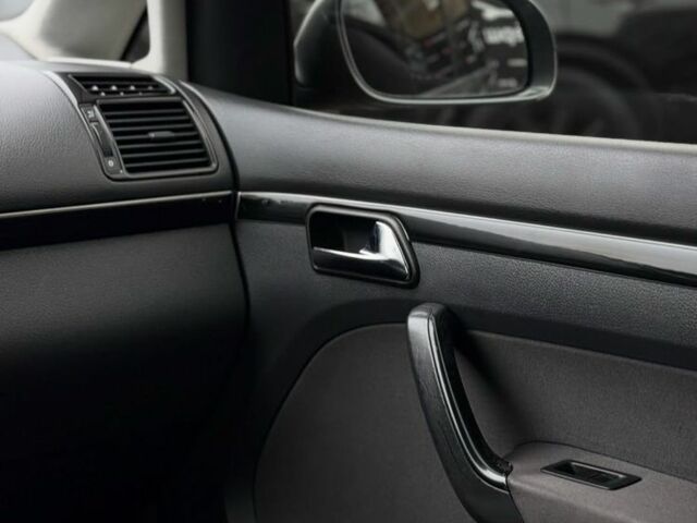 Серый Фольксваген Туран, объемом двигателя 2 л и пробегом 300 тыс. км за 7500 $, фото 10 на Automoto.ua