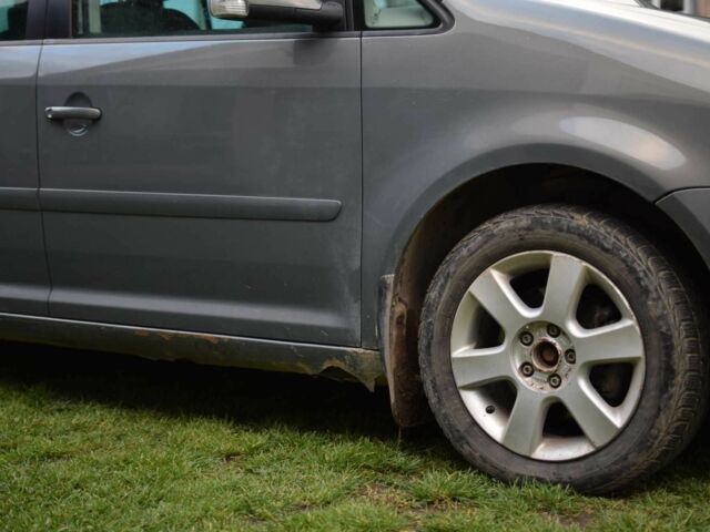 Серый Фольксваген Туран, объемом двигателя 2 л и пробегом 370 тыс. км за 4950 $, фото 6 на Automoto.ua