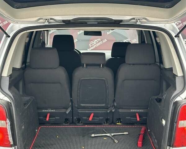 Серый Фольксваген Туран, объемом двигателя 1.6 л и пробегом 338 тыс. км за 5500 $, фото 10 на Automoto.ua