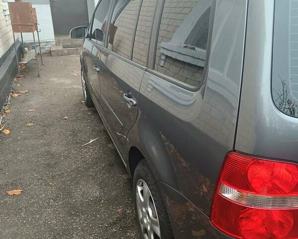 Серый Фольксваген Туран, объемом двигателя 1.6 л и пробегом 256 тыс. км за 5700 $, фото 3 на Automoto.ua