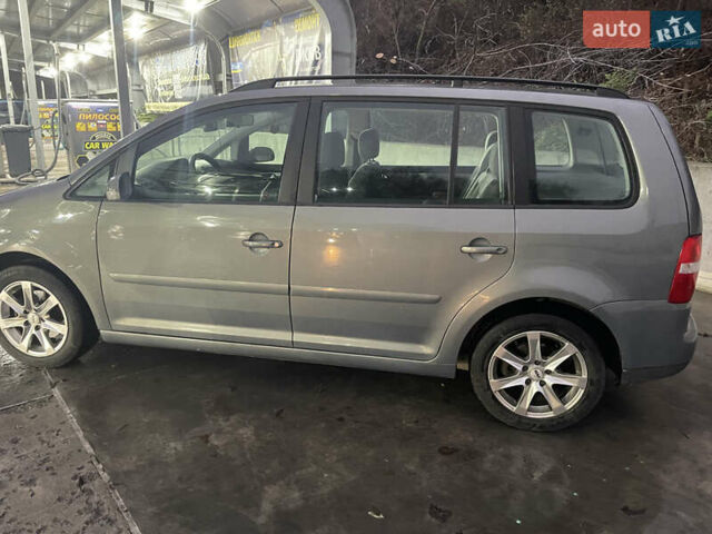 Серый Фольксваген Туран, объемом двигателя 2 л и пробегом 214 тыс. км за 6600 $, фото 3 на Automoto.ua