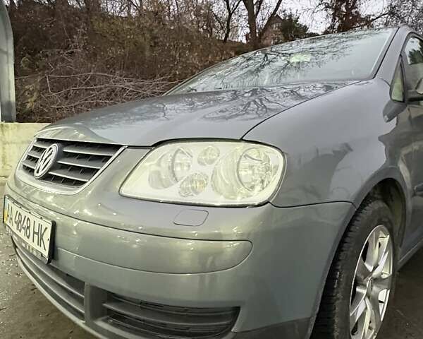 Серый Фольксваген Туран, объемом двигателя 2 л и пробегом 214 тыс. км за 6600 $, фото 1 на Automoto.ua