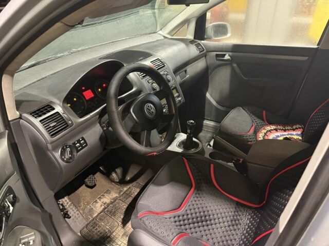 Серый Фольксваген Туран, объемом двигателя 2 л и пробегом 180 тыс. км за 2000 $, фото 6 на Automoto.ua