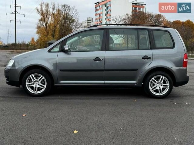 Серый Фольксваген Туран, объемом двигателя 1.6 л и пробегом 223 тыс. км за 6300 $, фото 1 на Automoto.ua