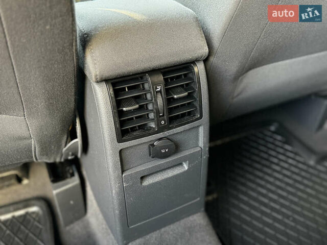 Серый Фольксваген Туран, объемом двигателя 1.9 л и пробегом 205 тыс. км за 5600 $, фото 27 на Automoto.ua