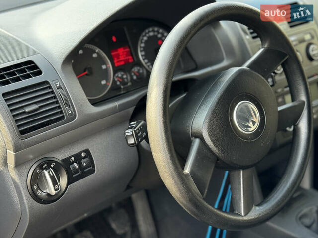 Серый Фольксваген Туран, объемом двигателя 1.9 л и пробегом 205 тыс. км за 5600 $, фото 16 на Automoto.ua