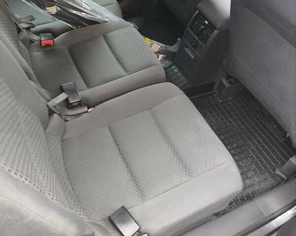 Серый Фольксваген Туран, объемом двигателя 1.6 л и пробегом 250 тыс. км за 6300 $, фото 18 на Automoto.ua