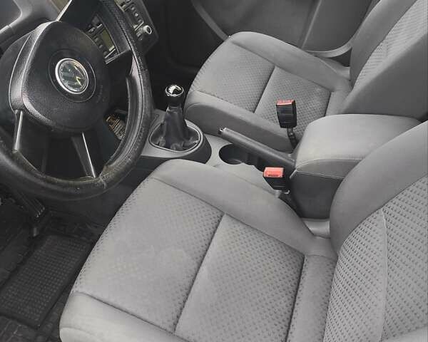 Серый Фольксваген Туран, объемом двигателя 1.6 л и пробегом 250 тыс. км за 6300 $, фото 4 на Automoto.ua