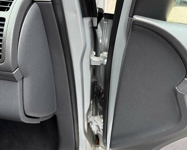 Серый Фольксваген Туран, объемом двигателя 1.6 л и пробегом 213 тыс. км за 6900 $, фото 43 на Automoto.ua