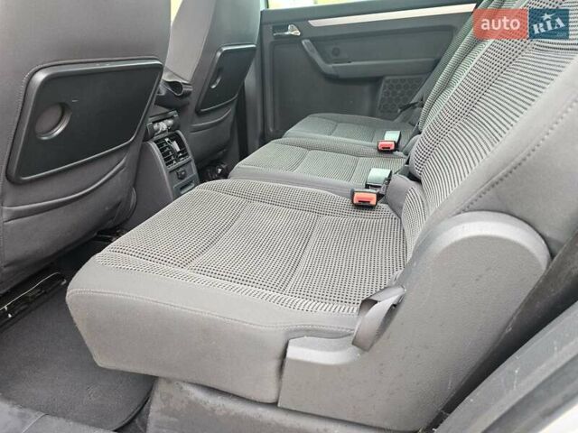 Серый Фольксваген Туран, объемом двигателя 1.6 л и пробегом 280 тыс. км за 5250 $, фото 4 на Automoto.ua