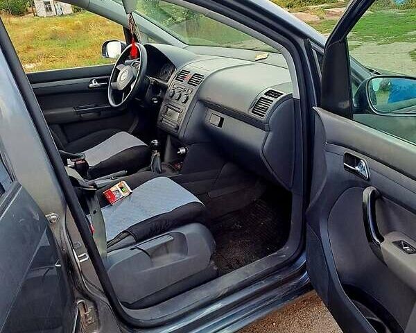 Серый Фольксваген Туран, объемом двигателя 1.6 л и пробегом 220 тыс. км за 7800 $, фото 6 на Automoto.ua