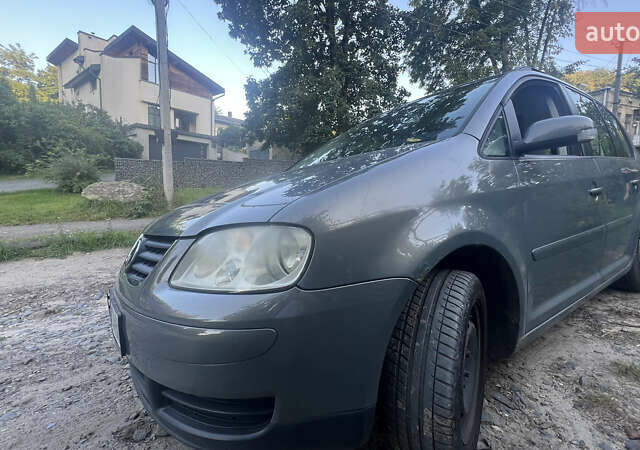 Серый Фольксваген Туран, объемом двигателя 1.9 л и пробегом 295 тыс. км за 5700 $, фото 4 на Automoto.ua