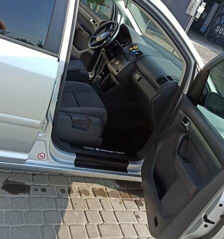 Серый Фольксваген Туран, объемом двигателя 1.6 л и пробегом 260 тыс. км за 5500 $, фото 5 на Automoto.ua