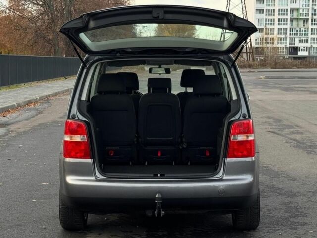 Серый Фольксваген Туран, объемом двигателя 1.6 л и пробегом 223 тыс. км за 6300 $, фото 16 на Automoto.ua