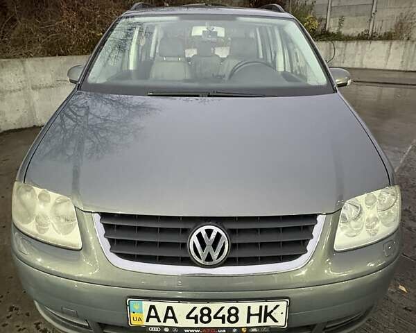 Серый Фольксваген Туран, объемом двигателя 2 л и пробегом 214 тыс. км за 6600 $, фото 2 на Automoto.ua