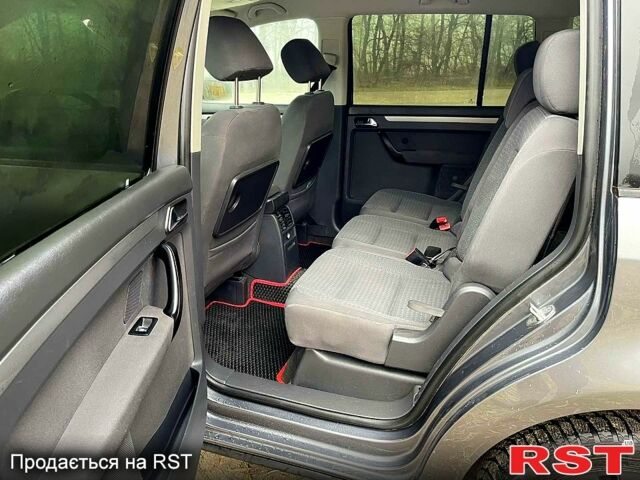 Серый Фольксваген Туран, объемом двигателя 1.6 л и пробегом 241 тыс. км за 4999 $, фото 8 на Automoto.ua