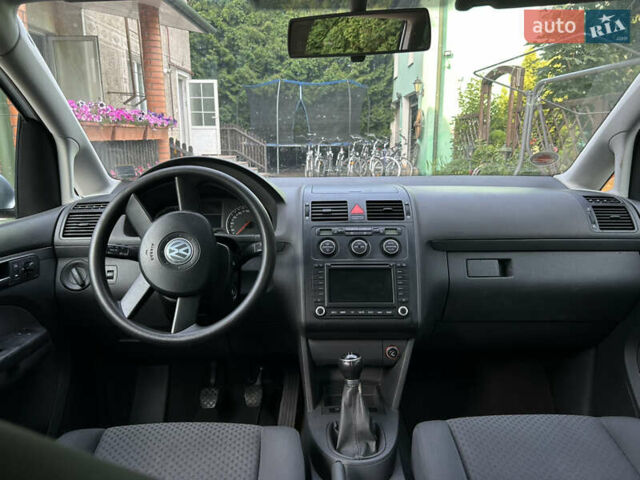 Серый Фольксваген Туран, объемом двигателя 1.6 л и пробегом 230 тыс. км за 5790 $, фото 7 на Automoto.ua