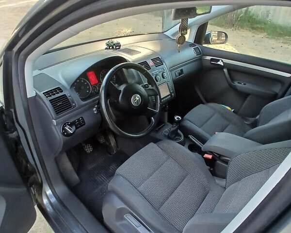 Сірий Фольксваген Туран, об'ємом двигуна 1.6 л та пробігом 235 тис. км за 5900 $, фото 3 на Automoto.ua