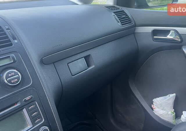 Серый Фольксваген Туран, объемом двигателя 1.9 л и пробегом 295 тыс. км за 5700 $, фото 26 на Automoto.ua