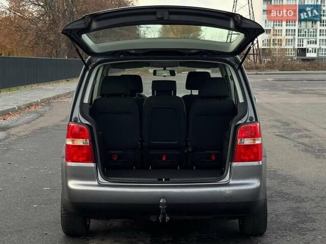 Серый Фольксваген Туран, объемом двигателя 1.6 л и пробегом 223 тыс. км за 6300 $, фото 16 на Automoto.ua