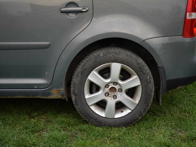 Серый Фольксваген Туран, объемом двигателя 2 л и пробегом 370 тыс. км за 4950 $, фото 5 на Automoto.ua