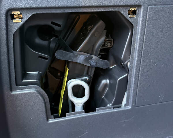 Серый Фольксваген Туран, объемом двигателя 1.6 л и пробегом 213 тыс. км за 6900 $, фото 50 на Automoto.ua