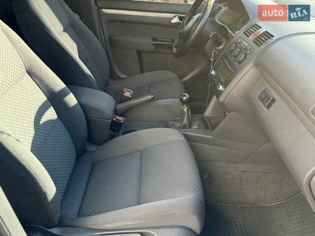 Серый Фольксваген Туран, объемом двигателя 1.9 л и пробегом 205 тыс. км за 5600 $, фото 25 на Automoto.ua