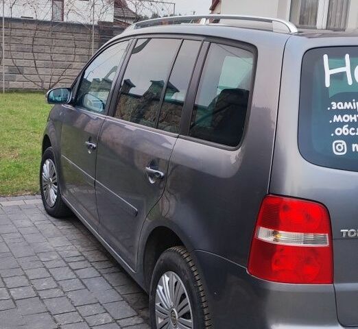 Сірий Фольксваген Туран, об'ємом двигуна 2 л та пробігом 310 тис. км за 5800 $, фото 10 на Automoto.ua