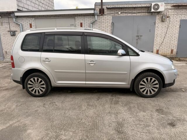 Серый Фольксваген Туран, объемом двигателя 1.6 л и пробегом 261 тыс. км за 5000 $, фото 3 на Automoto.ua