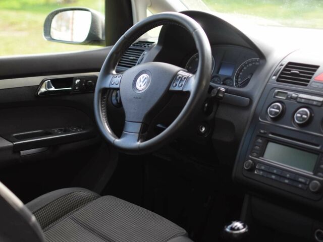 Серый Фольксваген Туран, объемом двигателя 2 л и пробегом 370 тыс. км за 4950 $, фото 13 на Automoto.ua