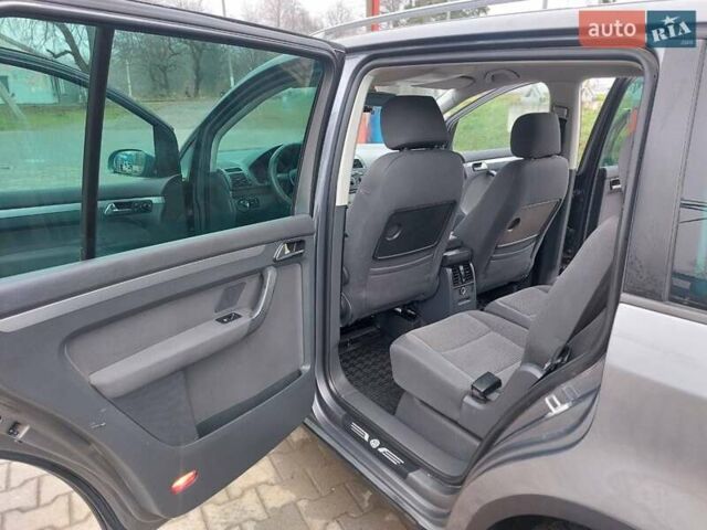 Серый Фольксваген Туран, объемом двигателя 1.97 л и пробегом 320 тыс. км за 6200 $, фото 16 на Automoto.ua