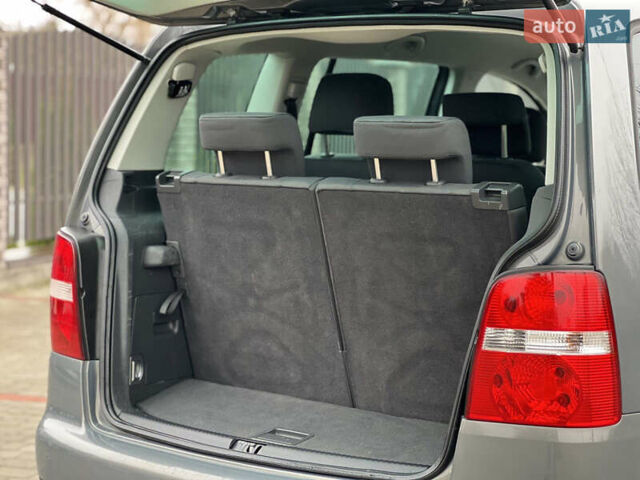 Сірий Фольксваген Туран, об'ємом двигуна 1.6 л та пробігом 173 тис. км за 5900 $, фото 15 на Automoto.ua