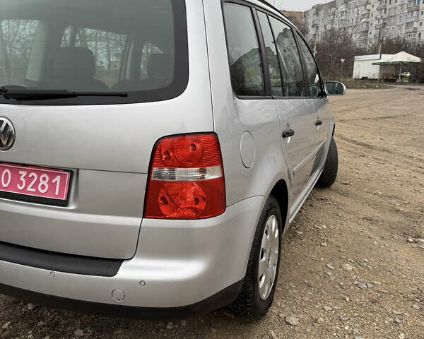 Серый Фольксваген Туран, объемом двигателя 1.6 л и пробегом 213 тыс. км за 6900 $, фото 22 на Automoto.ua