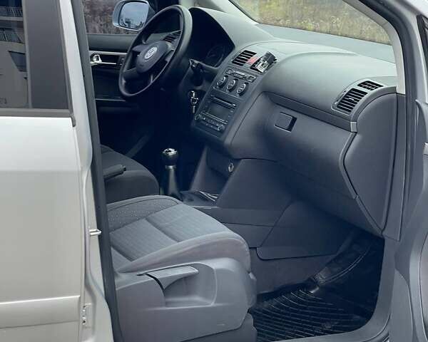 Серый Фольксваген Туран, объемом двигателя 2 л и пробегом 296 тыс. км за 4999 $, фото 25 на Automoto.ua