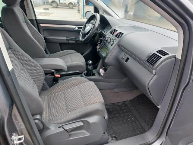 Серый Фольксваген Туран, объемом двигателя 2 л и пробегом 320 тыс. км за 6200 $, фото 6 на Automoto.ua