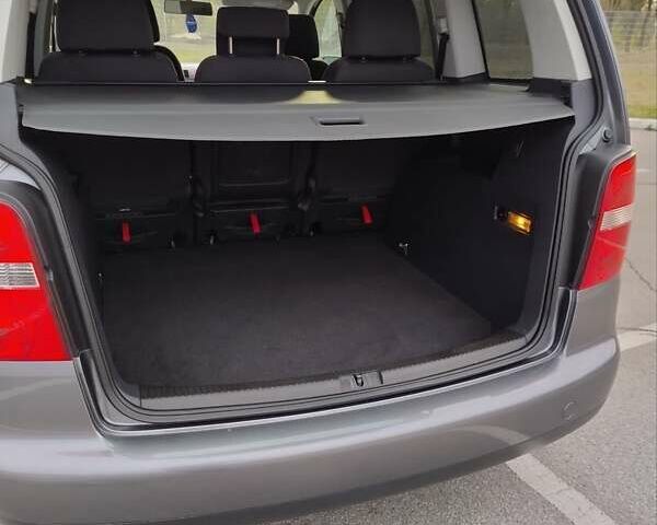 Серый Фольксваген Туран, объемом двигателя 1.6 л и пробегом 247 тыс. км за 6300 $, фото 10 на Automoto.ua