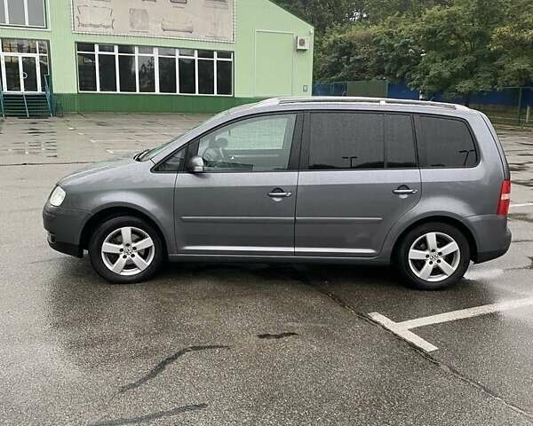 Сірий Фольксваген Туран, об'ємом двигуна 2 л та пробігом 280 тис. км за 6400 $, фото 1 на Automoto.ua