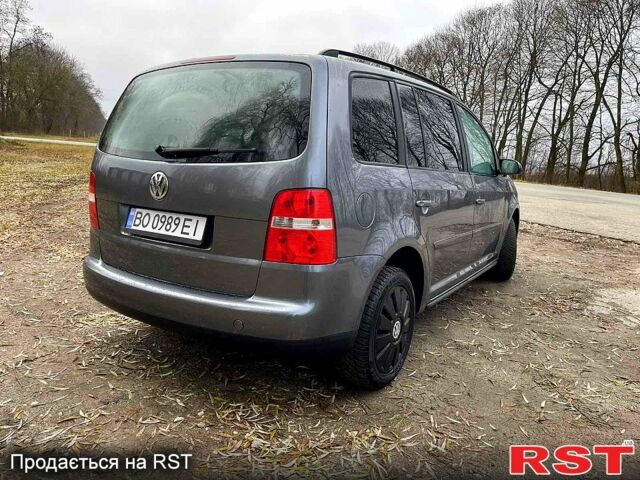 Серый Фольксваген Туран, объемом двигателя 1.6 л и пробегом 241 тыс. км за 4999 $, фото 1 на Automoto.ua