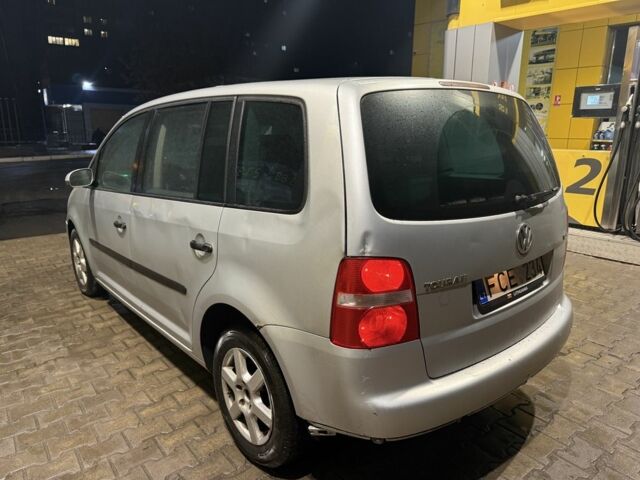 Серый Фольксваген Туран, объемом двигателя 2 л и пробегом 180 тыс. км за 2000 $, фото 5 на Automoto.ua