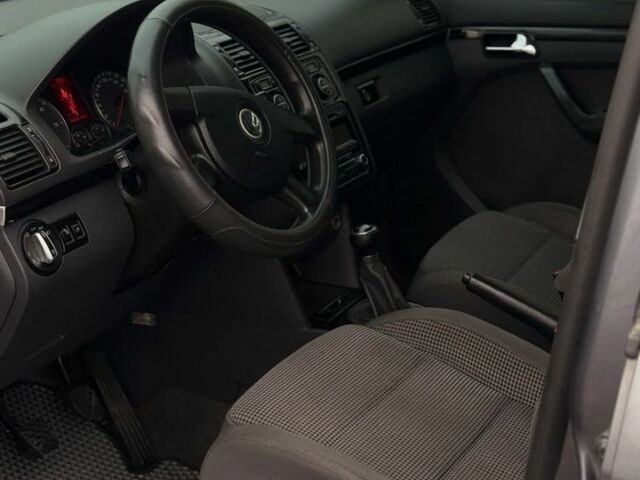 Серый Фольксваген Туран, объемом двигателя 2 л и пробегом 300 тыс. км за 7500 $, фото 7 на Automoto.ua