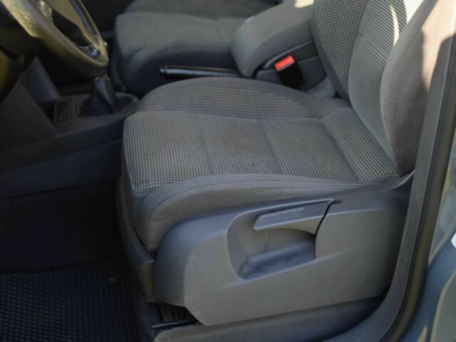 Серый Фольксваген Туран, объемом двигателя 2 л и пробегом 370 тыс. км за 4950 $, фото 16 на Automoto.ua