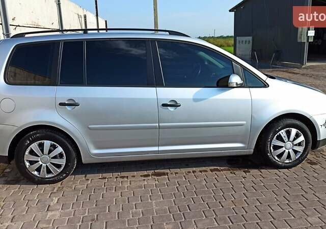 Серый Фольксваген Туран, объемом двигателя 1.6 л и пробегом 260 тыс. км за 5500 $, фото 1 на Automoto.ua