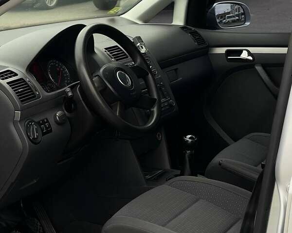 Серый Фольксваген Туран, объемом двигателя 2 л и пробегом 296 тыс. км за 4999 $, фото 28 на Automoto.ua