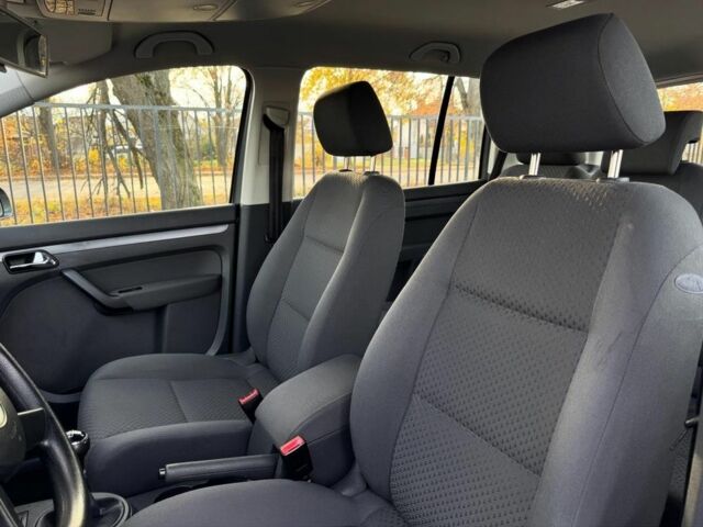 Серый Фольксваген Туран, объемом двигателя 1.6 л и пробегом 223 тыс. км за 6300 $, фото 7 на Automoto.ua